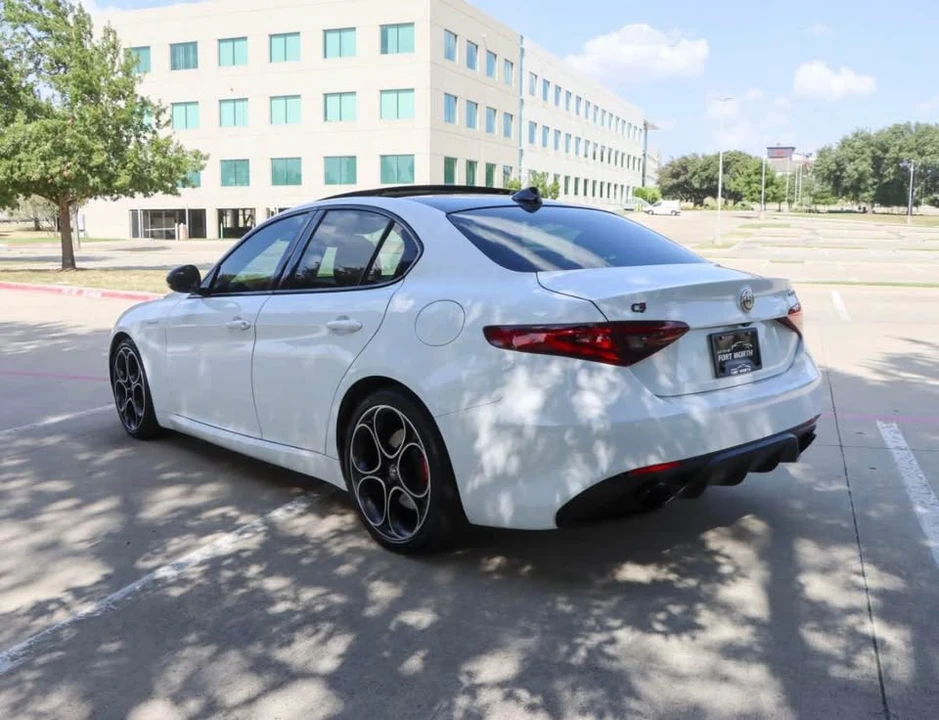 2022 Alfa Romeo Giulia - Image 3 of 11