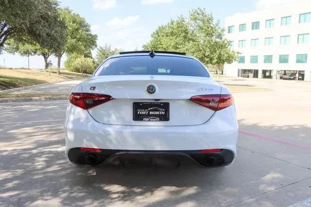 2022 Alfa Romeo Giulia - Image 5 of 9