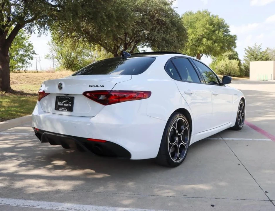 2022 Alfa Romeo Giulia - Image 4 of 11
