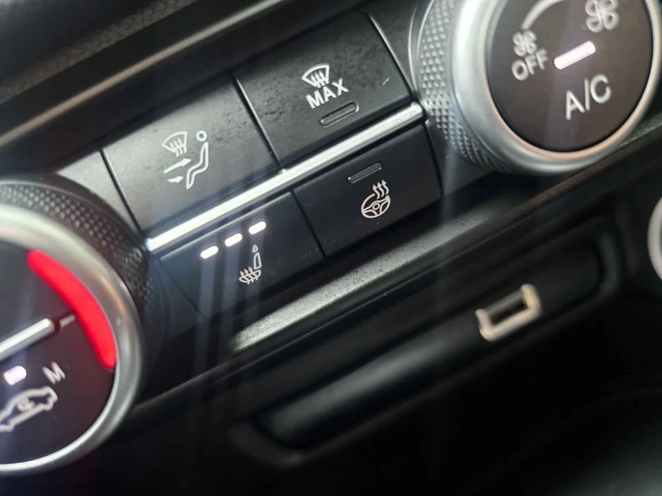 2022 Alfa Romeo Giulia - Image 15 of 15