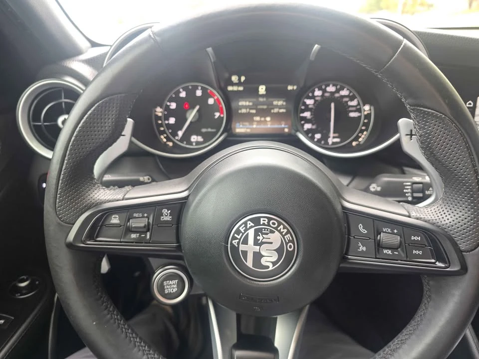 2022 Alfa Romeo Giulia - Image 14 of 15