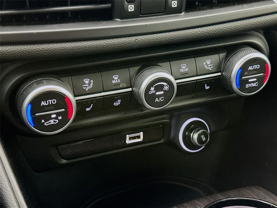 2022 Alfa Romeo Giulia - Image 17 of 31