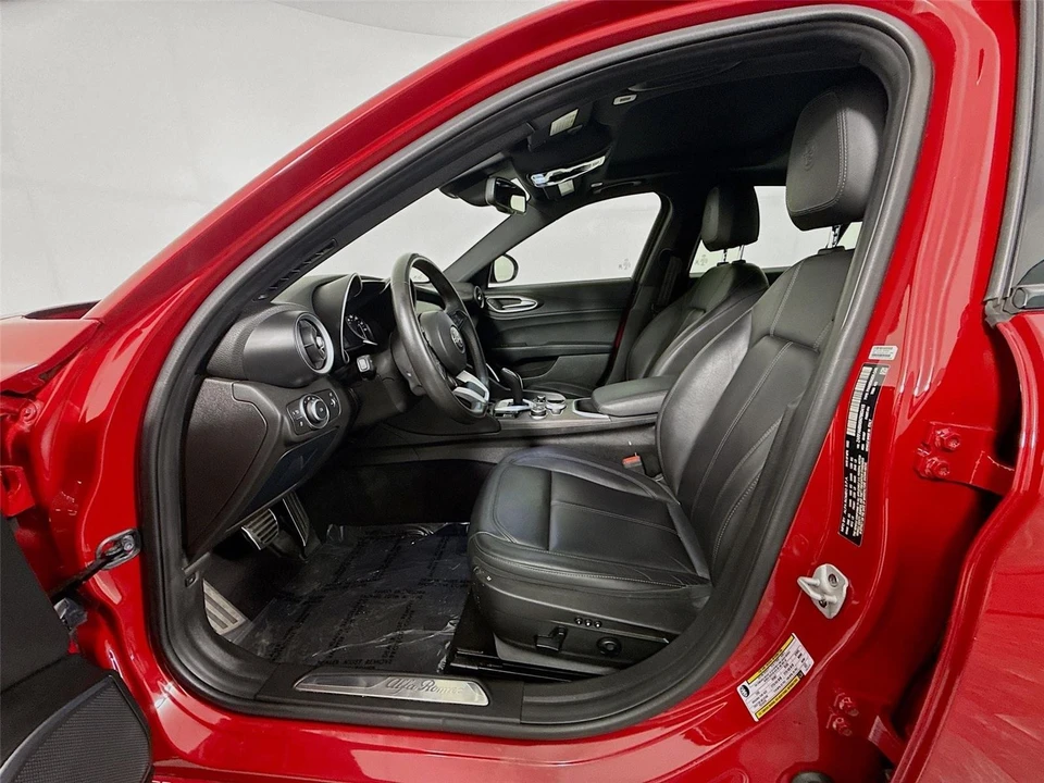 2022 Alfa Romeo Giulia - Image 2 of 31