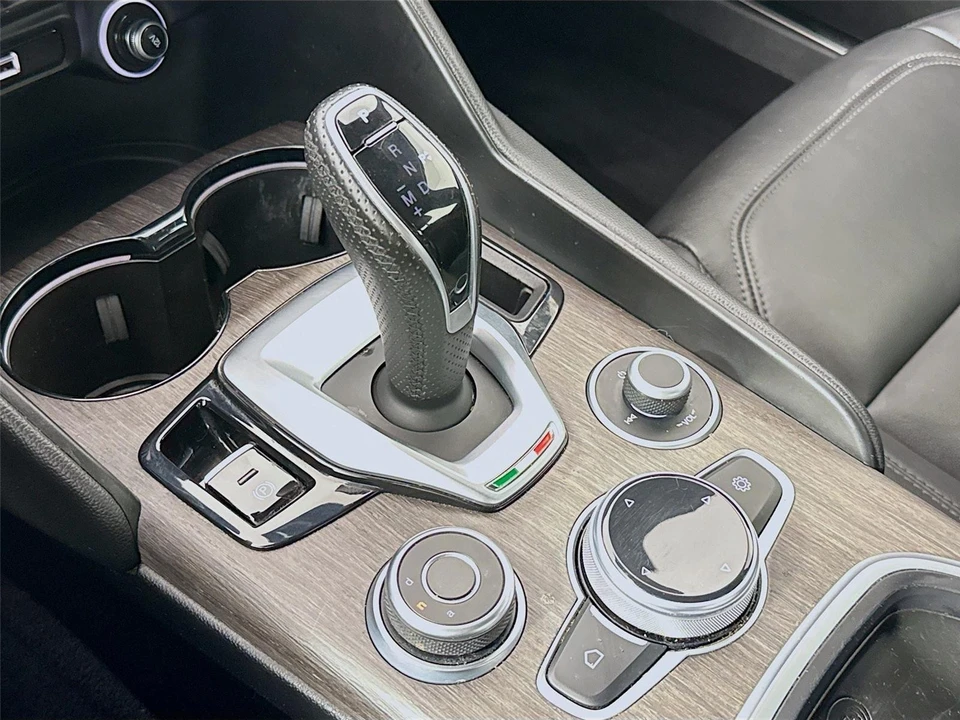 2022 Alfa Romeo Giulia - Image 18 of 31