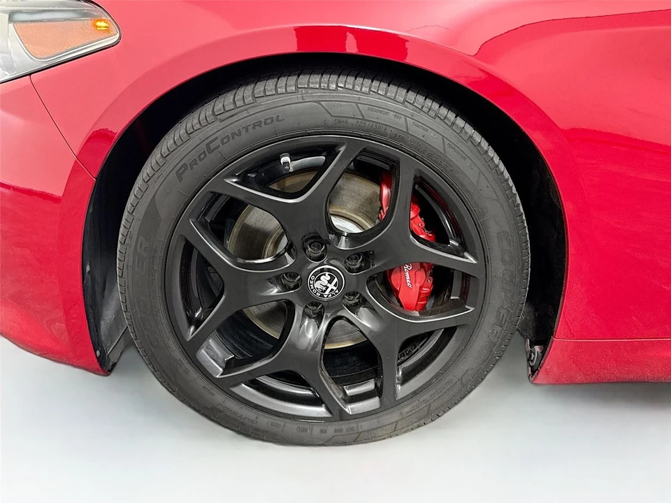 2022 Alfa Romeo Giulia - Image 30 of 31