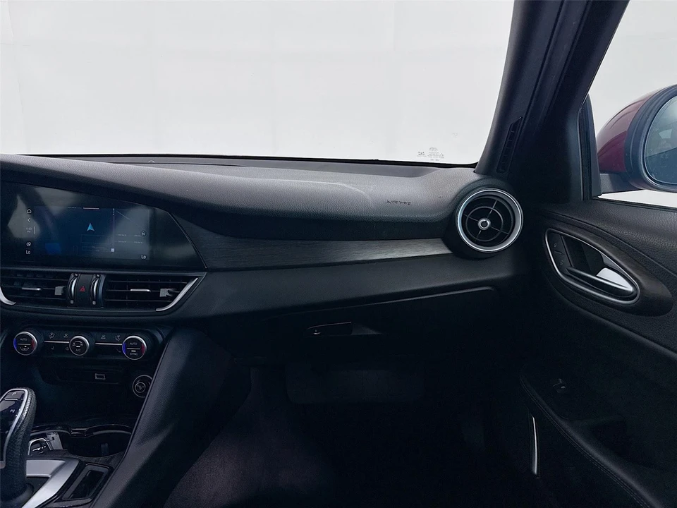 2022 Alfa Romeo Giulia - Image 25 of 31