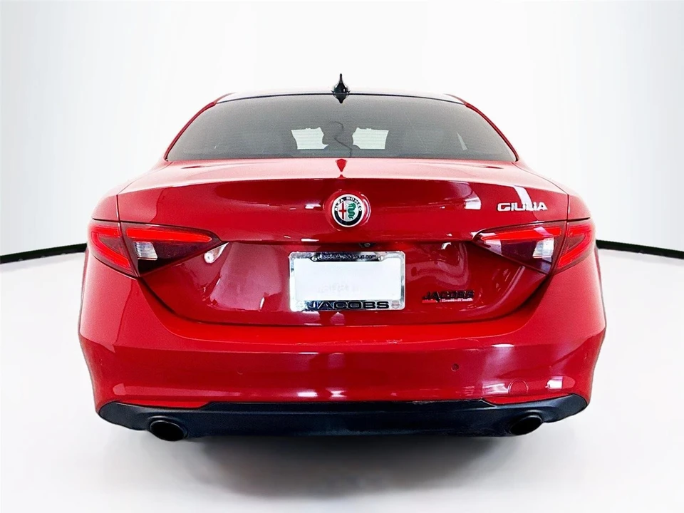 2022 Alfa Romeo Giulia - Image 27 of 31