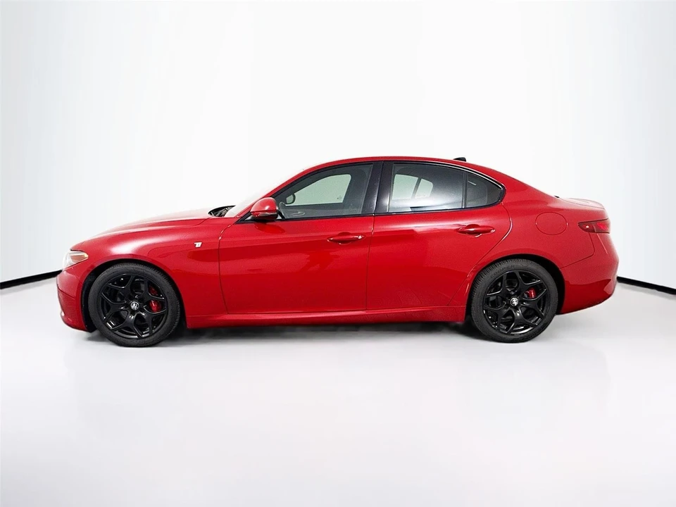 2022 Alfa Romeo Giulia - Image 28 of 31