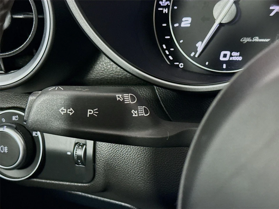 2022 Alfa Romeo Giulia - Image 6 of 31