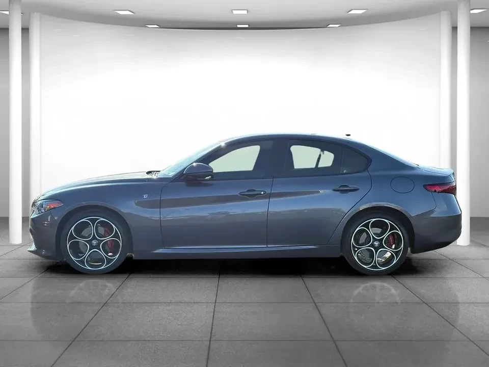 2022 Alfa Romeo Giulia - Image 9 of 10