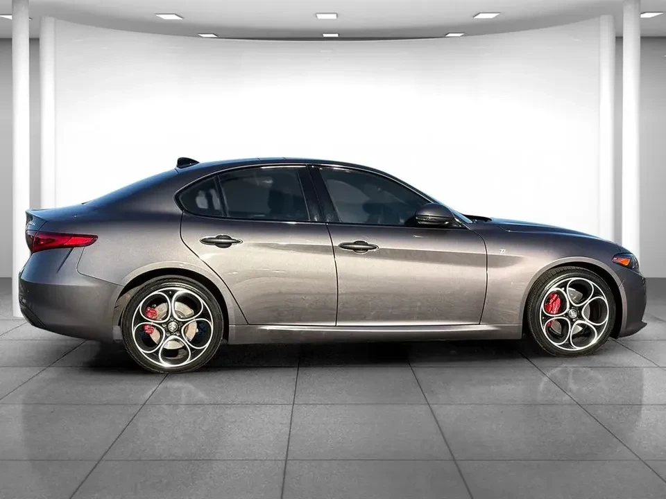 2022 Alfa Romeo Giulia - Image 8 of 10