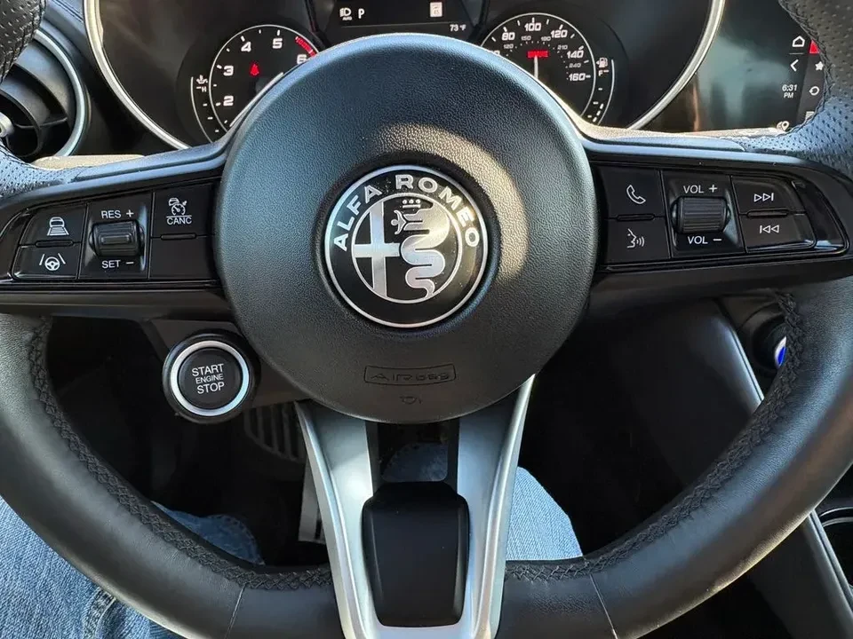 2022 Alfa Romeo Giulia - Image 5 of 10