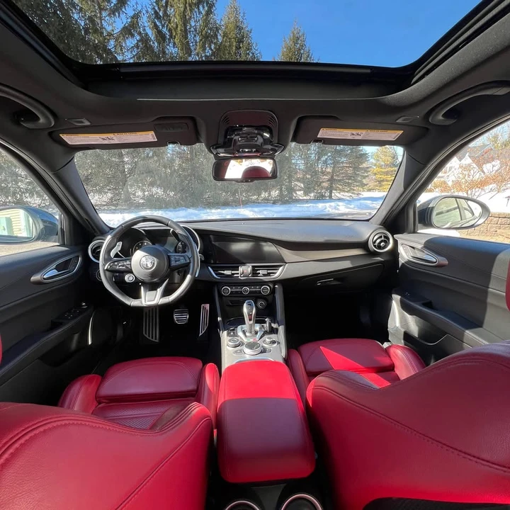 2022 Alfa Romeo Giulia - Image 5 of 10