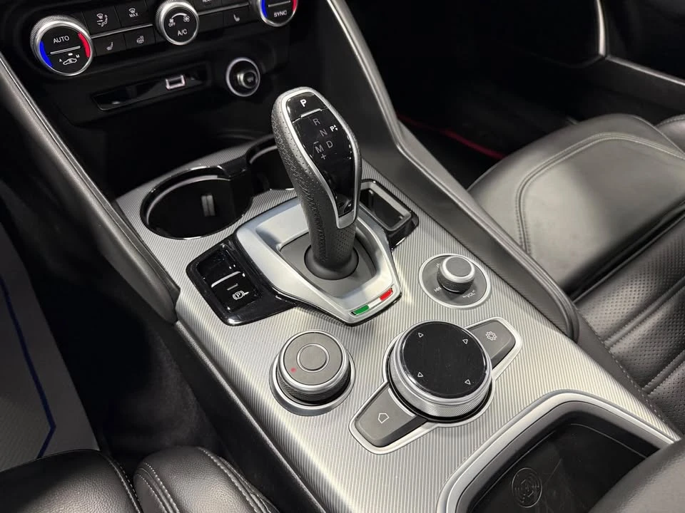 2022 Alfa Romeo Giulia - Image 19 of 20