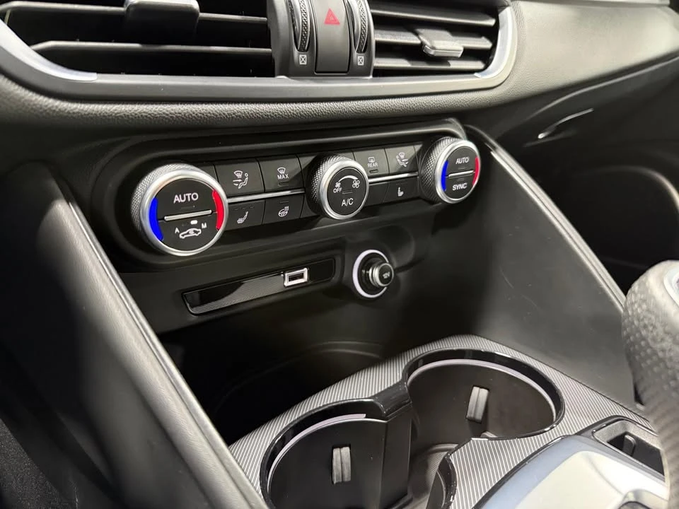 2022 Alfa Romeo Giulia - Image 17 of 20