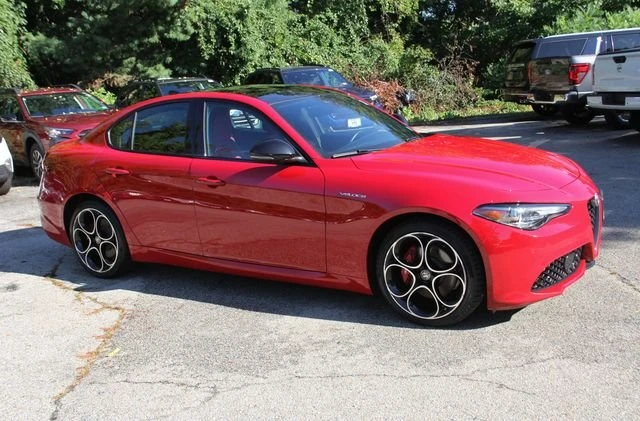 2022 Alfa Romeo Giulia - Image 9 of 20