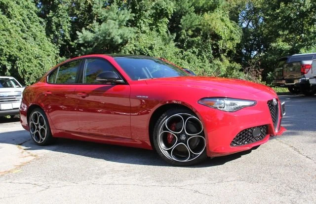 2022 Alfa Romeo Giulia - Image 2 of 20