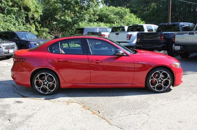 2022 Alfa Romeo Giulia - Image 8 of 20