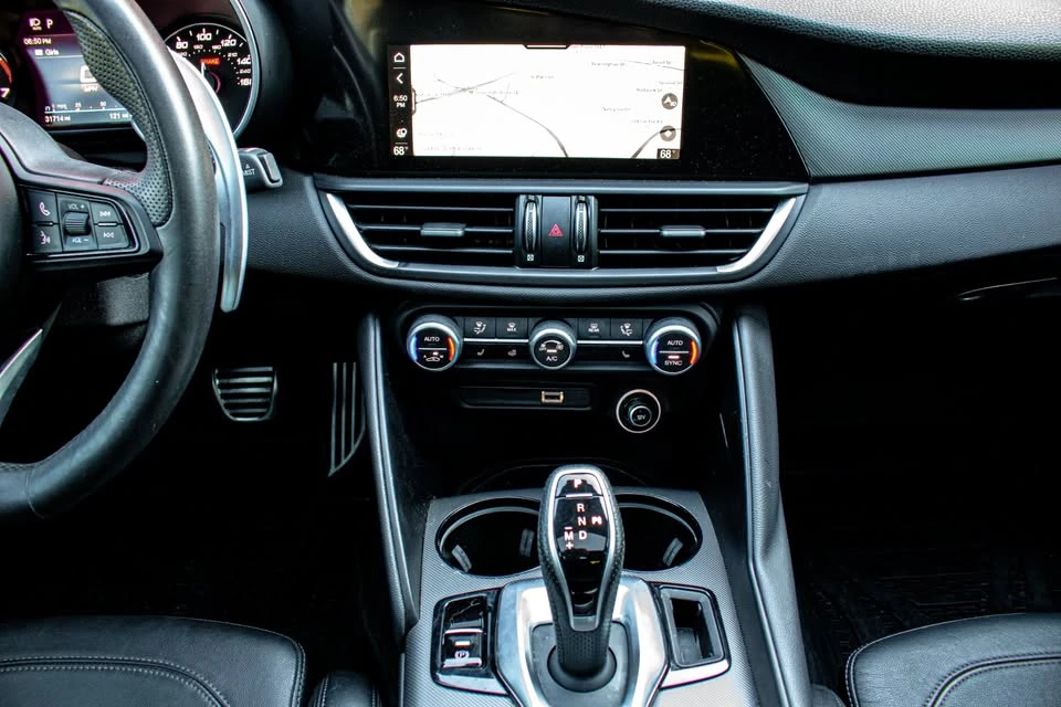 2022 Alfa Romeo Giulia - Image 17 of 20