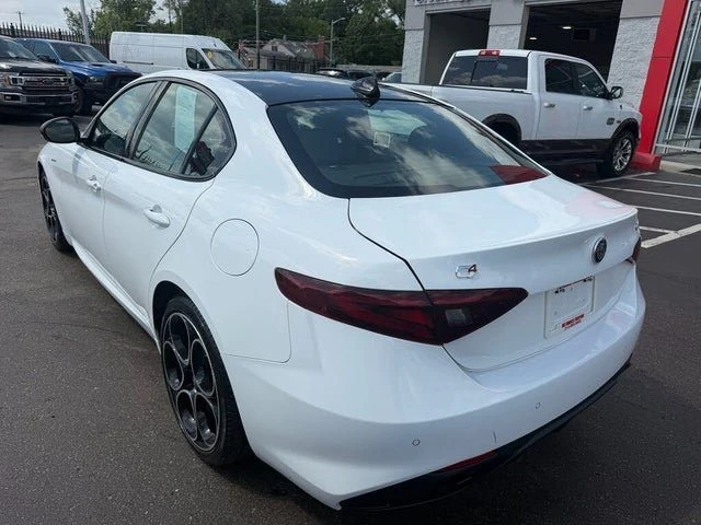 2022 Alfa Romeo Giulia - Image 8 of 20