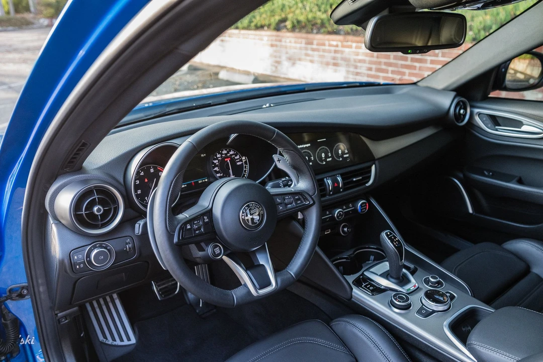 2022 Alfa Romeo Giulia - Image 16 of 24