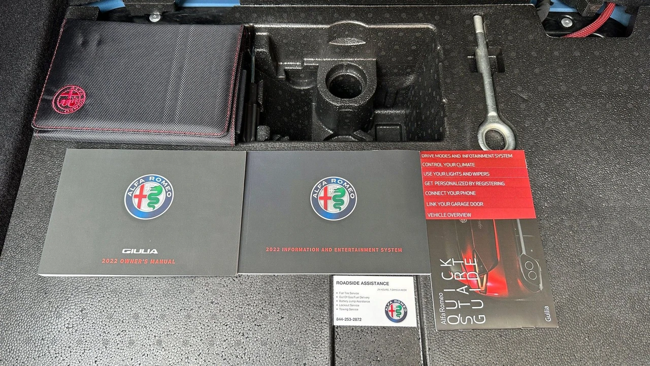 2022 Alfa Romeo Giulia - Image 24 of 24