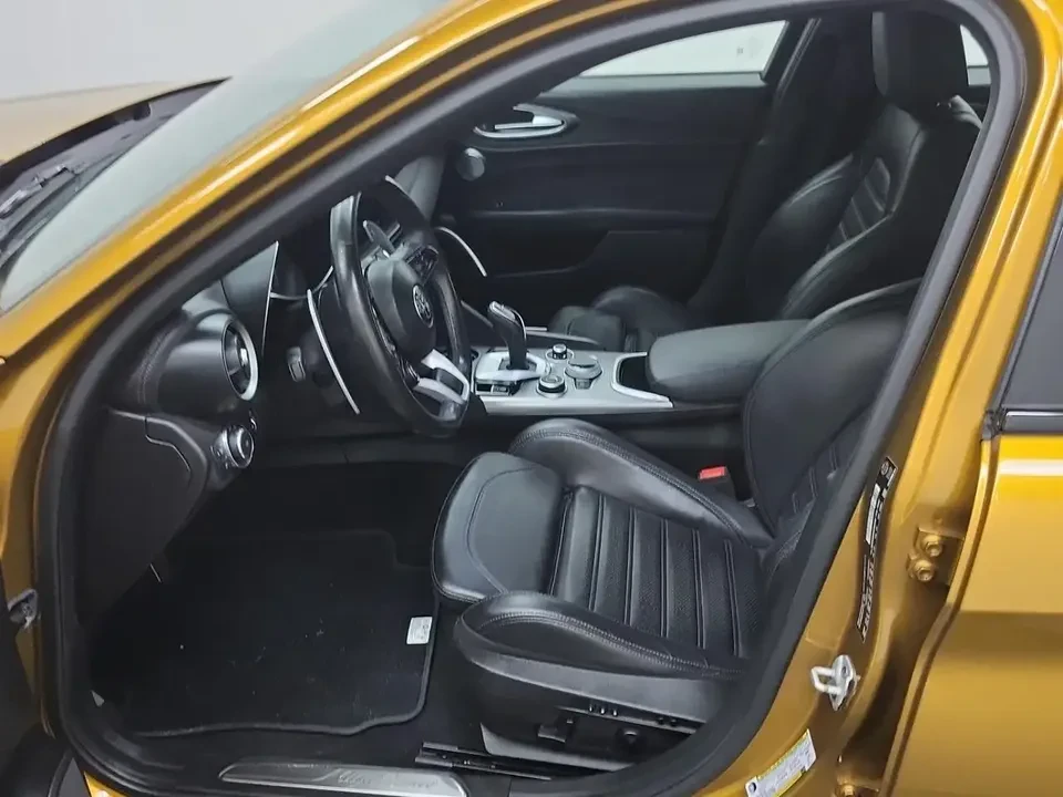 2022 Alfa Romeo Giulia - Image 5 of 6