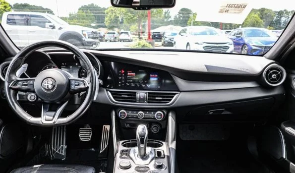 2022 Alfa Romeo Giulia - Image 10 of 12