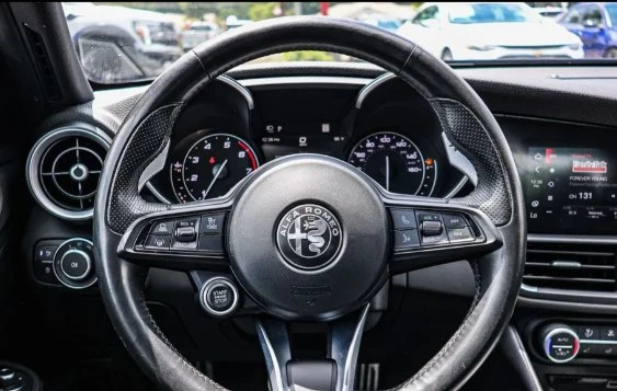 2022 Alfa Romeo Giulia - Image 7 of 12