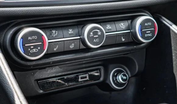 2022 Alfa Romeo Giulia - Image 9 of 12