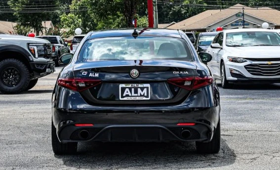 2022 Alfa Romeo Giulia - Image 5 of 12