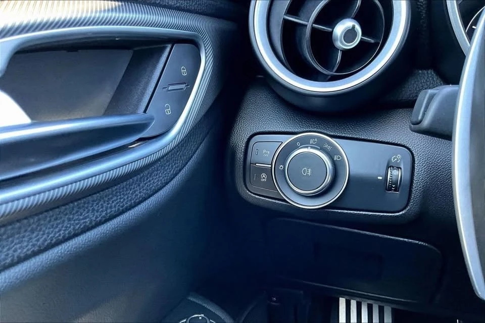 2022 Alfa Romeo Giulia - Image 13 of 20