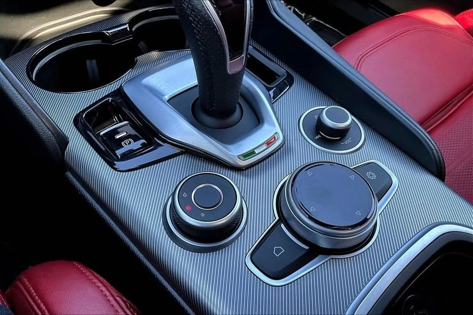 2022 Alfa Romeo Giulia - Image 15 of 20