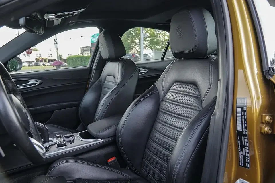 2022 Alfa Romeo Giulia - Image 13 of 20
