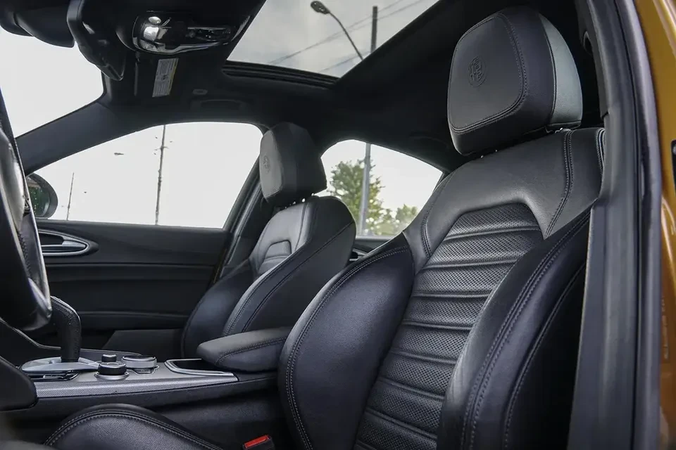 2022 Alfa Romeo Giulia - Image 14 of 20