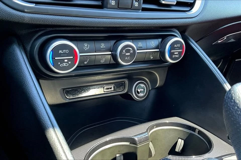 2022 Alfa Romeo Giulia - Image 12 of 20