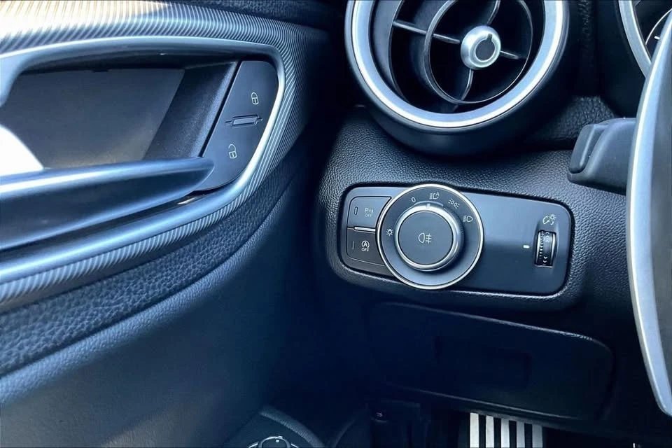 2022 Alfa Romeo Giulia - Image 13 of 20