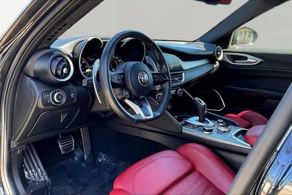 2022 Alfa Romeo Giulia - Image 16 of 20