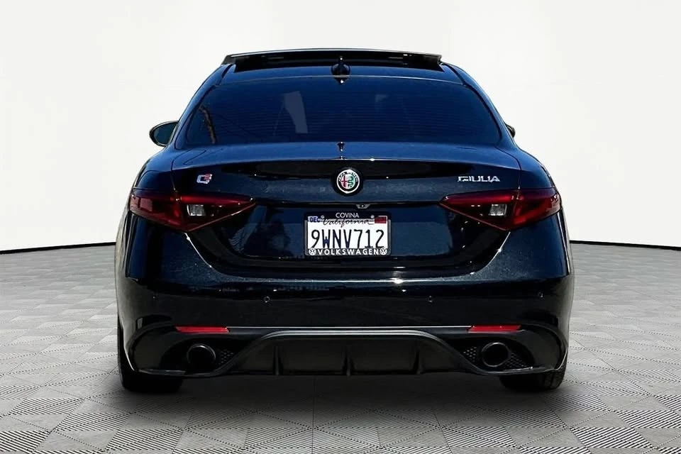 2022 Alfa Romeo Giulia - Image 5 of 20