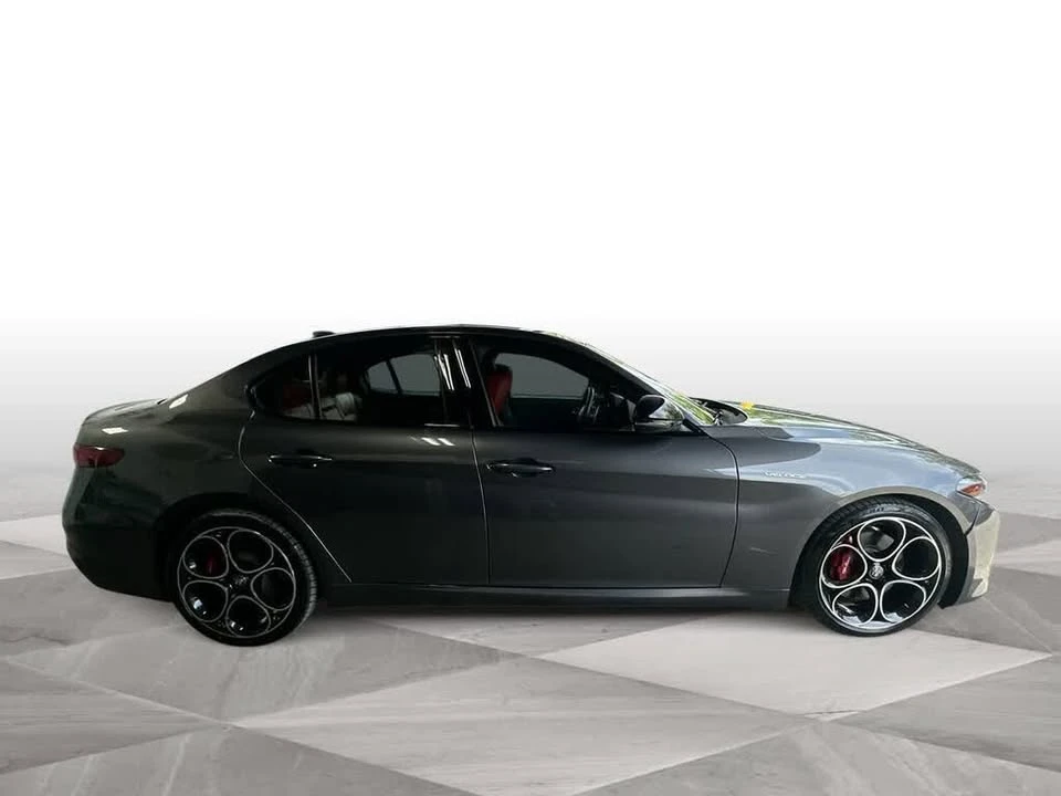2022 Alfa Romeo Giulia - Image 9 of 20