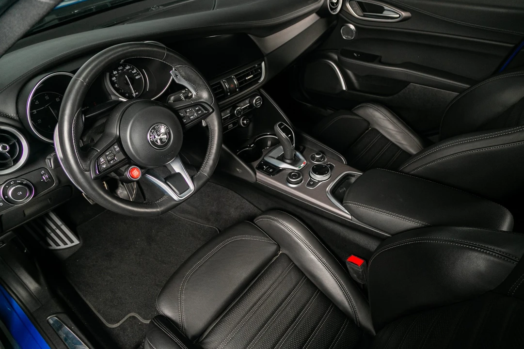 2022 Alfa Romeo Giulia - Image 2 of 21