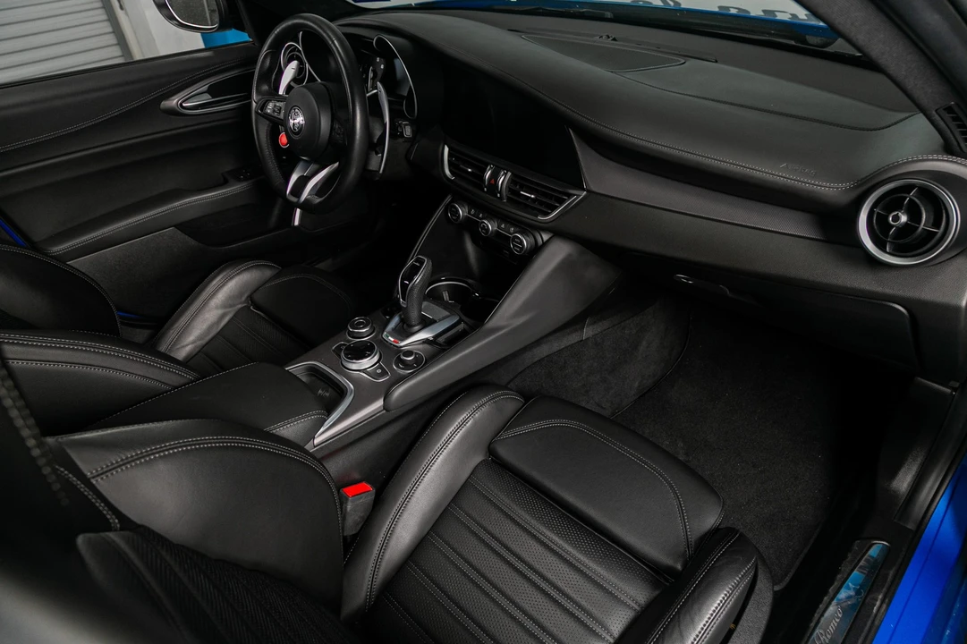 2022 Alfa Romeo Giulia - Image 15 of 21