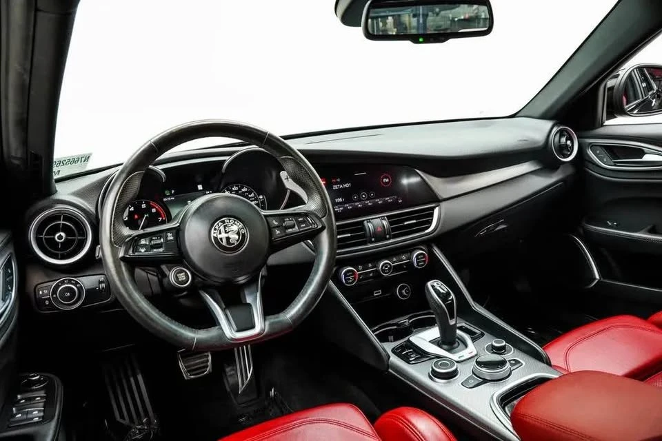 2022 Alfa Romeo Giulia - Image 5 of 17