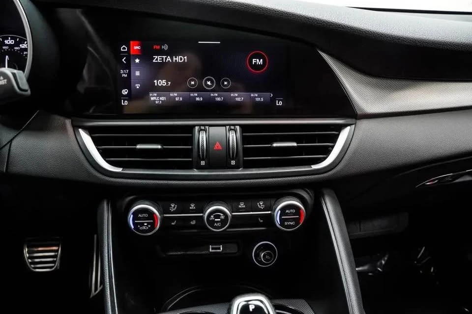 2022 Alfa Romeo Giulia - Image 13 of 17