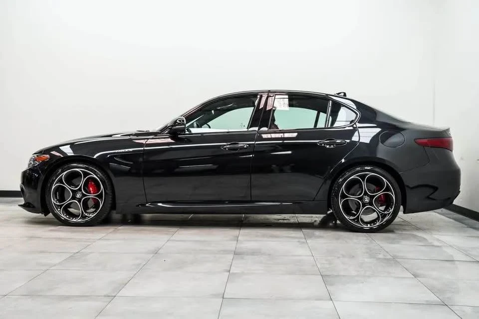 2022 Alfa Romeo Giulia - Image 2 of 17