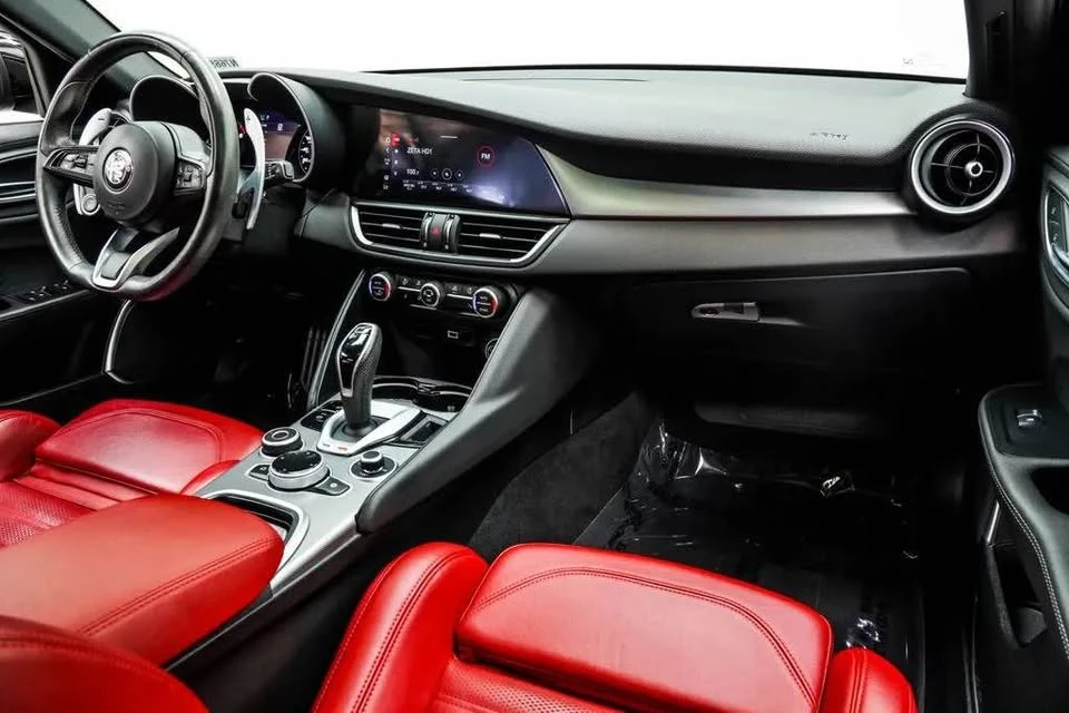 2022 Alfa Romeo Giulia - Image 10 of 17