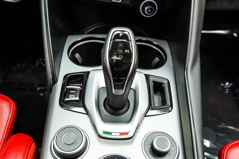 2022 Alfa Romeo Giulia - Image 12 of 17
