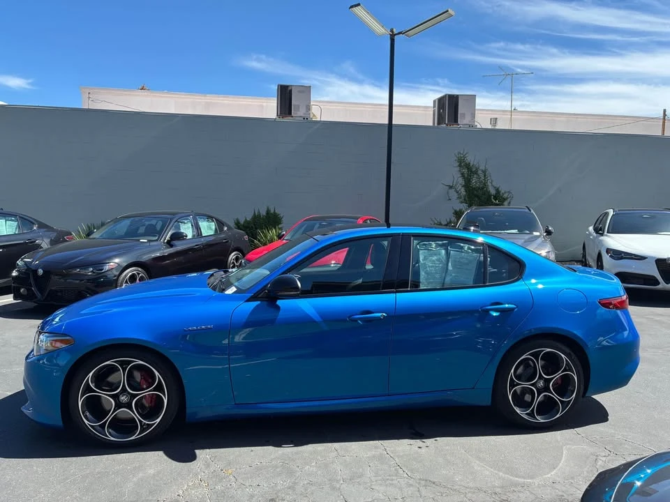 2022 Alfa Romeo Giulia - Image 2 of 17