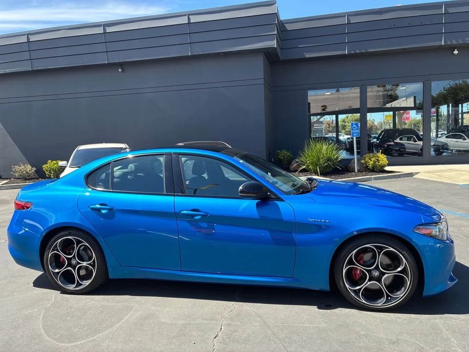 2022 Alfa Romeo Giulia - Image 5 of 17