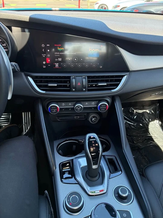 2022 Alfa Romeo Giulia - Image 13 of 17